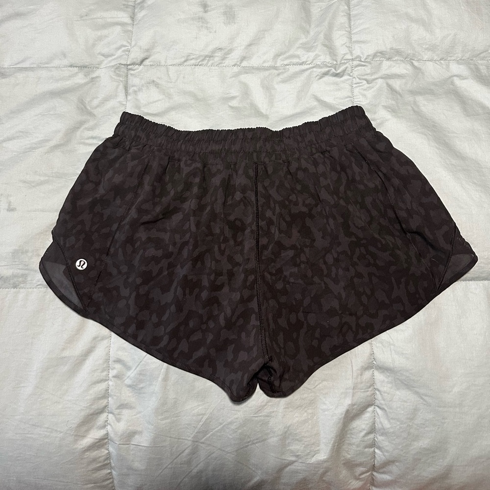 lululemon hotty hot lr short 2.5” with no visible marks or stains